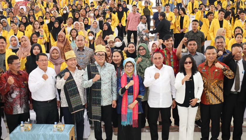 Wali Kota Pematang Siantar dr Susanti Dewayani SpA mendampingi Gubernur Sumatera Utara (Sumut) Edy Rahmayadi memberikan kuliah umum di Universitas Simalungun (USI).