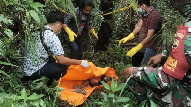 Sesosok mayat tanpa identitas ditemukan warga di semak-semak Desa Pancur Napitu Kecamatan Siatas Barita Tapanuli Utara.
