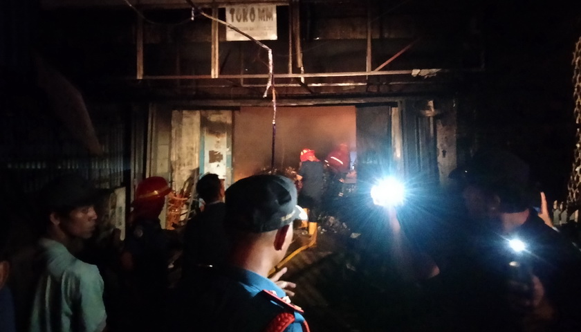 Pemilik toko material di Jalan Patuan Anggi Parluasan Kota Pematang Siantar dikabarkan sempat tercampak akibat ledakan saat terjadi kebakaran, Kamis (30/03/2023), sekira pukul 16.20 WIB.