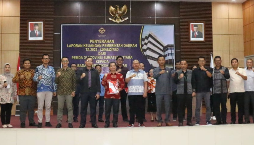 Bupati Taput Drs Nikson Nababan MSi bersama dengan Ketua DPRD Rudi Nababan menyerahkan Laporan Keuangan Pemerintah Daerah Tapanuli Utara kepada Badan Pemeriksa Keuangan Republik Indonesia.