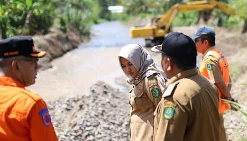 Wakil Bupati Mandailing Natal Atika Azmi Utammi Nasution meninjau perbaikan tanggul di daerah aliran Sungai Aek Muara Sada dan Tanggul Aek Sibontar di Kecamatan Siabu, Kabupaten Mandailing Natal (Madina), Senin (6/3/2023).