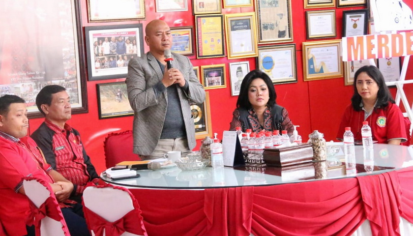 Bupati Taput Drs Nikson Nababan MSi bersama dengan Ketua TP PKK Satika Simamora SE MM bersilatuhrahmi dengan DPD PPNI (Persatuan Perawat Nasional Indonesia ) Tapanuli Utara.
