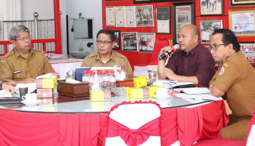 Bupati Taput Drs Nikson Nababan MSi memimpin rapat koordinasi (rakor) di lingkungan Pemerintah Kabupaten Tapanuli Utara, di Sopo Rakyat Rumah Dinas Bupati, Selasa (14/3/2023).