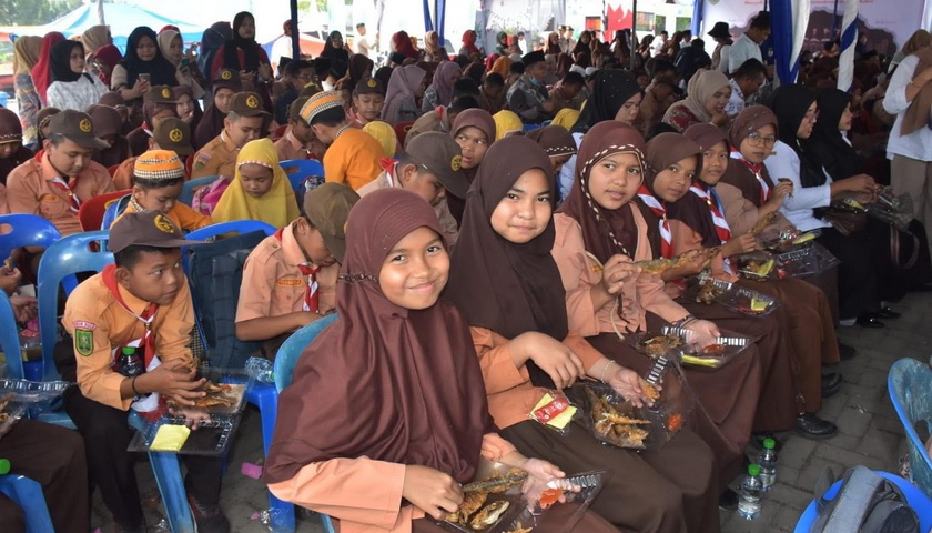 Ada yang spesial pada momen perayaan HUT ke-24 Kabupaten Mandailing Natal (Madina) tahun ini. Di mana kabupaten yang bermoto 'Madina Bersyukur, Madina Berbenah' ini memecahkan rekor gerakan makan ikan terbanyak secara serentak oleh anak sekolah dari Museum Rekor Indonesia (MURI).