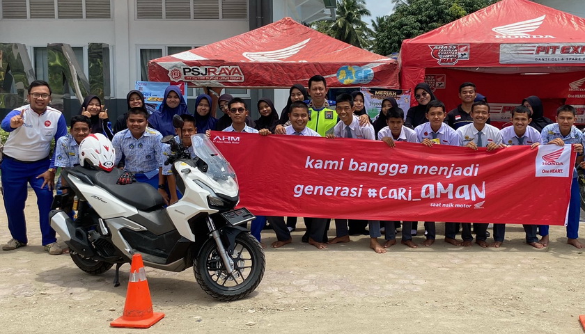 PT Indako Trading Coy, 'main dealer' sepeda motor Honda Sumatera Utara, bekerjasama dengan PT Putra Surya Jaya Raya selaku dealer resmi untuk wilayah Madina, dan SMA 2 Plus Panyabungan Kabupaten Mandailing Natal (Madina), menggelar acara sosialiasi 'safety riding for school', Selasa (14/3/2023).