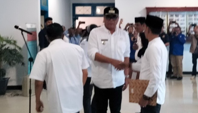 Sebanyak 252 pejabat kepala desa (pj kepdes) se-Kabupaten Mandailing Natal (Madina) menerima SK dari Bupati Madina HM Ja'far Sukhairi Nasution, di Aula Kantor Bupati Madina, Rabu (8/3/2023).
