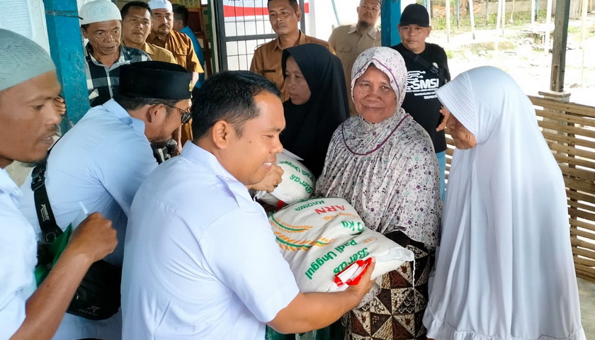 Pengurus Serikat Media Siber Indonesia (SMSI) Kabupaten Mandailing Natal, Sumatera Utara, membantu warga lanjut usia di Kelurahan Mompang Jae dan Desa Mompang Julu, Kecamatan Panyabungan Utara, Selasa (21/3/2023).