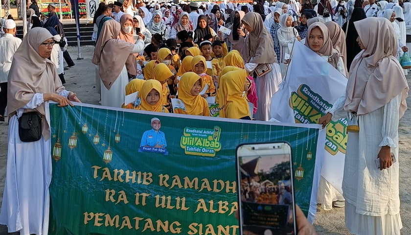 Menyambut Bulan Suci Ramadhan 1444 Hijriyah, siswa-siswi Raudhatul Athfal (RA), SD, dan SMP Islam Terpadu (Ulil Albab) Pematang Siantar mengikuti Tarhib Ramadhan.
