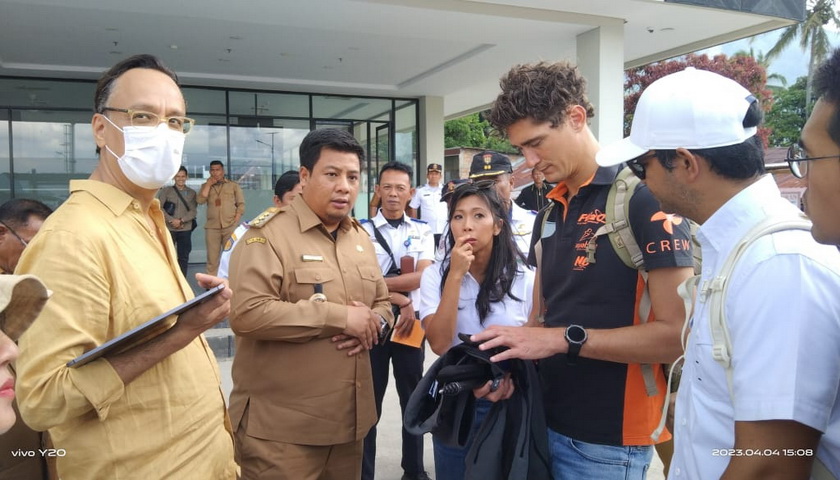 Bupati Samosir Vandiko T Gultom ST, Selasa (4/4/2023), mensurvei dan monitor homologasi untuk persiapan Event AQUABIKE World Championship di Pelabuhan Ambarita, Kecamatan Simanindo, Samosir.