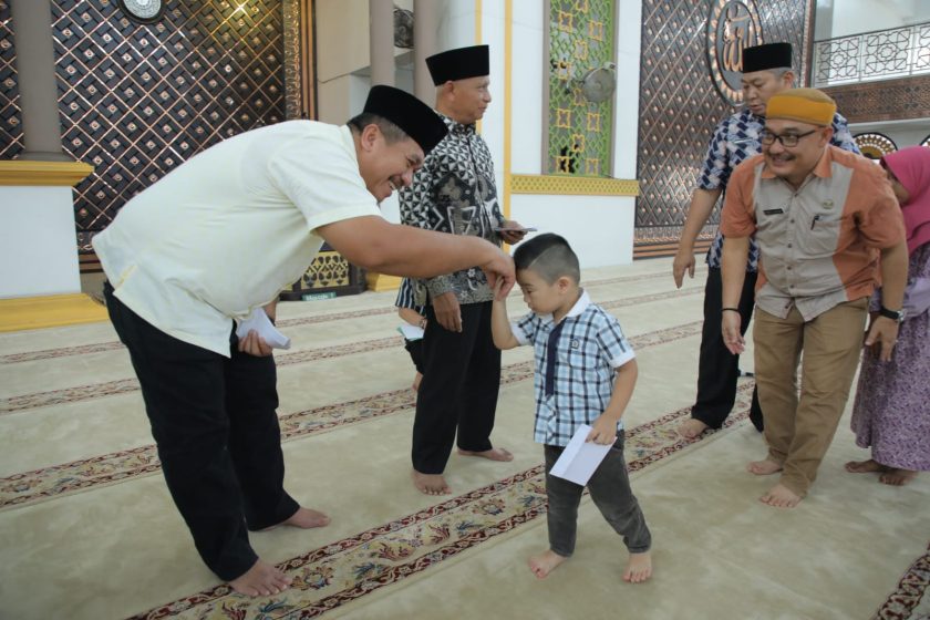 BKM Agung H Achmad Bakrie Kisaran Bantu Anak Yatim/Kaum Dhuafa