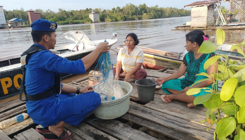 Ditpolairud Polda Kalteng memberikan edukasi kepada masyarakat bantaran Sungai Mangkutup Kecamatan Mantangai Kabupaten Kapuas, Selasa (25/4/2023).
