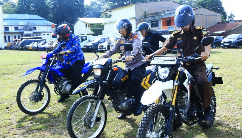 Dalam rangka pengamanan Hari Raya Idul Fitri 144 H di wilayah Kabupaten Samosir, Bupati Samosir Vandiko T Gultom pimpin Apel Gelar Pasukan Ops Ketupat Toba 2023 di Tanah Lapang Pangururan, Senin (17/4/2023).