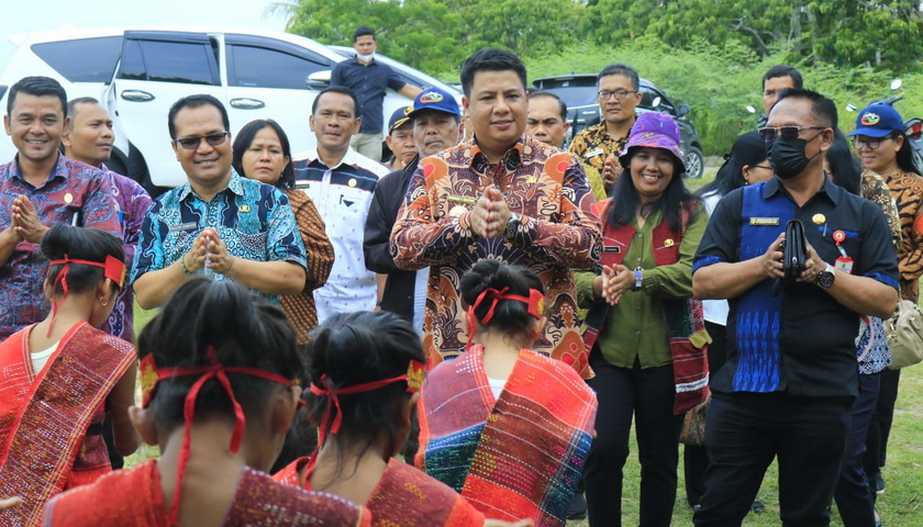 Bupati Samosir Vandiko T Gultom berkantor dan melanjutkan pelayanan kepada masyarakat bersama kades serta perangkat Desa Huta Hotang, Kecamatan Onanrunggu, Kamis (27/4/2023).