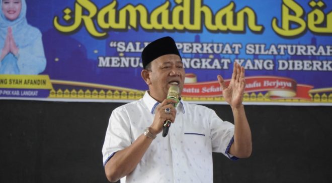 Plt. Bupati Langkat H. Syah Afandin SH menyerahkan dan menyalurkan bantuan Ramadhan Berkah di Jentera Malay Rumah Dinas Bupati Langkat, Jumat (14/4/2023).