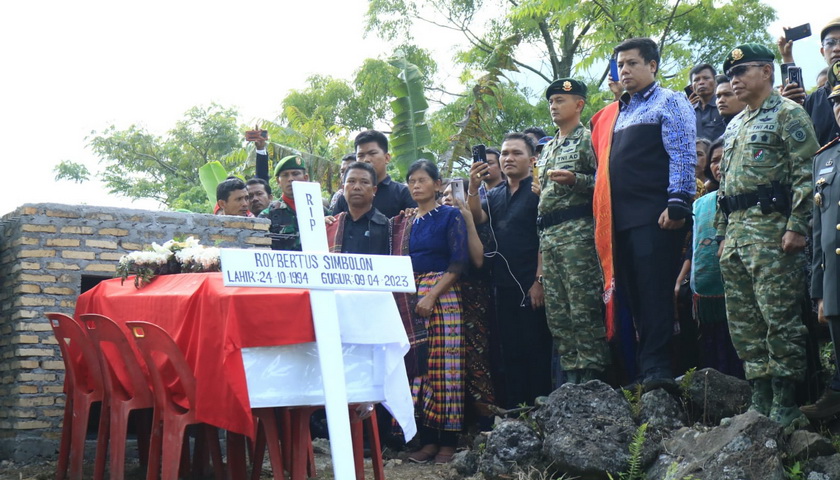 Bupati Samosir Vandiko T Gultom bersama Pj Sekda Waston Simbolon, para pimpinan OPD, dan Camat Pangururan menghadiri upacara pemakaman Serka Anumerta Roybertus Simbolon.
