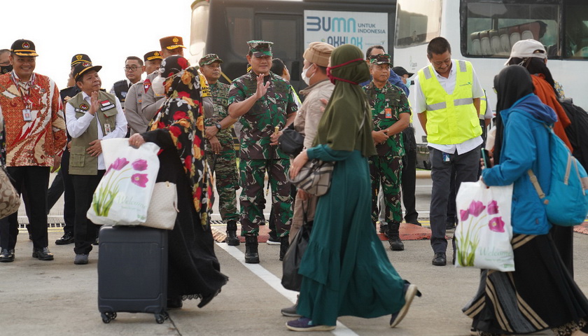 Panglima TNI Laksamana TNI Yudo Margono SE MM menyambut Warga Negara Indonesia (WNI) yang dievakuasi dari Sudan di Bandara Soekarno-Hatta. Jakarta. Jumat (28/4/2023).