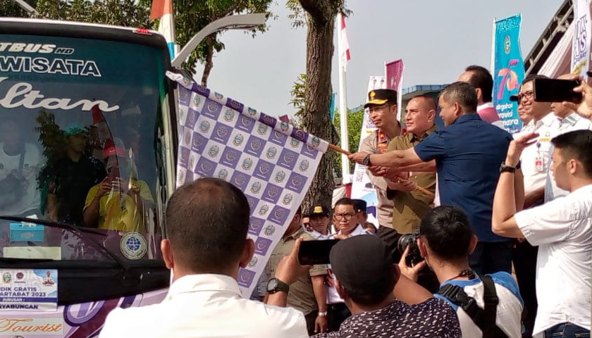 Gubernur Sumatera Utara (Gubsu) Edy Rahmayadi melepas peserta 'Mudik Gratis Bermartabat' Lebaran Idul Fitri 1444/2023, dari Kantor Gubernur, Jalan Pengeran Diponegoro, Rabu (19/4/2023)