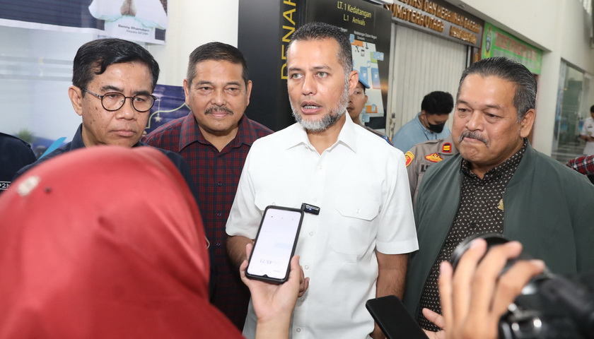 Wakil Gubernur (Wagub) Sumatera Utara (Sumut) Musa Rajekshah bersama Badan Pelindungan Pekerja Migran Indonesia (BP2MI) menyambut kedatangan Pekerja Migran Indonesia (PMI) di pintu keluar kedatangan internasional Bandara Kualanamu, Kamis (20/4/2023).