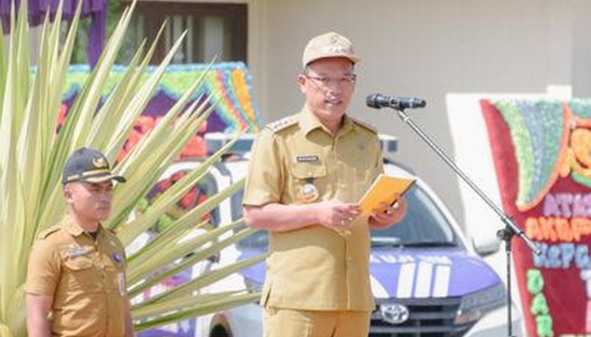 Bupati Humbang Hasundutan Dosmar Banjarnahor SE memimpin Apel Gelar Pasukan Operasi Ketupat Toba 2023 di lapangan Mapolres Humbang Hasundutan, Rabu (19/4/2023).