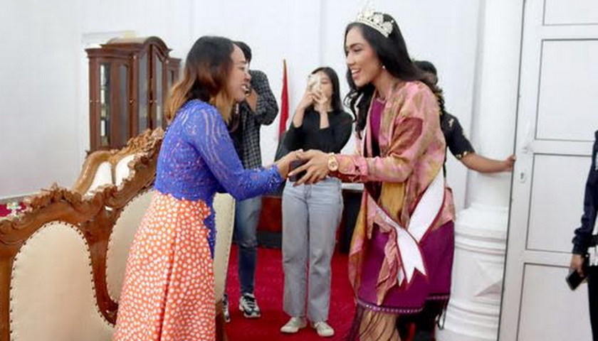 Tabitha Christabela Boru Napitupulu SIkom mewakili Provinsi Sumatera Utara ke ajang Pemilihan Putri Indonesia 2023 bersama kedua orangtuanya St Banggar Napitupulu - Yoosye Boru Sirait, berkunjung ke Kabupaten Humbang Hasundutan, Kamis (6/4/2023).