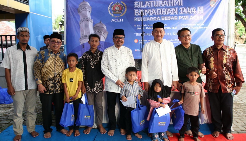 Persatuan Wartawan Indonesia (PWI) Aceh menyalurkan santunan untuk anak yatim sebesar lebih Rp30 juta yang dibagi untuk 50 anak dengan prioritas anak yatim wartawan.
