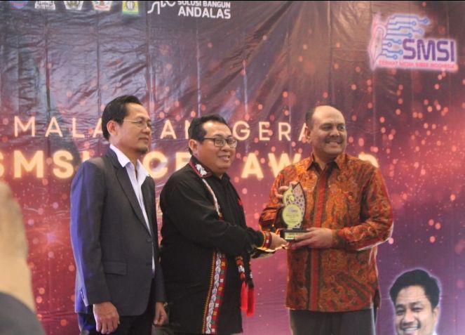 Anggota DPRA Ali Basrah dan Sekda Aceh Bustami Hamzah Terima Anugerah SMSI Award