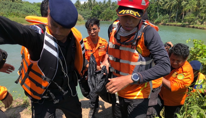 Tim Search and Rescue (SAR) Kompi 1 Batalyon B Pelopor Satbrimob Polda Aceh dikerahkan untuk mencari korban yang tenggelam di Sungai Teupin Siron perbatasan Kabupaten Bireuen dan Aceh Utara, Desa Ie Rhop, Kecamatan Gandapura, Kabupaten Bireuen, Sabtu (13/5/2023).