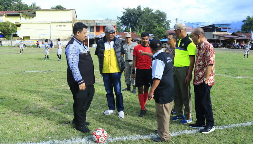Bupati Samosir Vandiko Timotius Gultom secara resmi melakukan 'kick off' sebagai pertanda mulainya Bupati Samosir Cup 2023, di Tanah Lapang Pangururan, Kamis (4/5/2023).