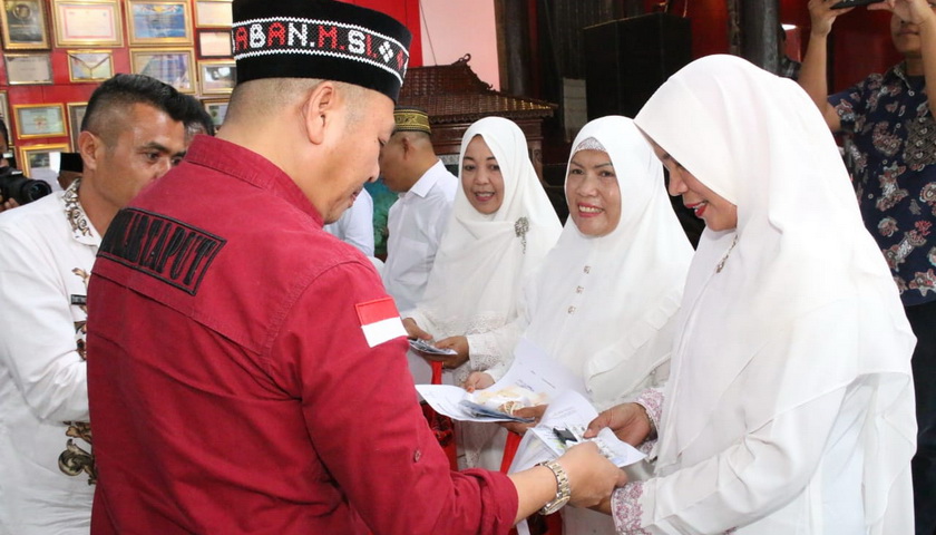 Bupati Tapanuli Utara Dr Nikson Nababan MSi memberangkatkan calon jamaah haji tahun 1444 Hijriah/2023 Masehi dari Taput. Berlangsung di Sopo Rakyat Rumah Dinas Bupati, Kamis (25/5/2023).