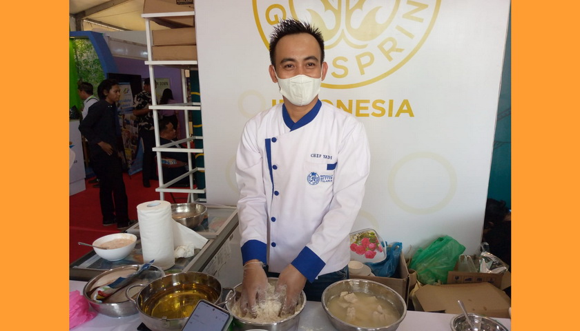 Chef Yadi dari Regal Springs Indonesia (RSI) berinovasi menyajikan cari memasak ikan Tilapia yang di acara Pekan Inovasi dan Investasi Sumatra Utara di Istana Maimun, Rabu (24/5/2023).