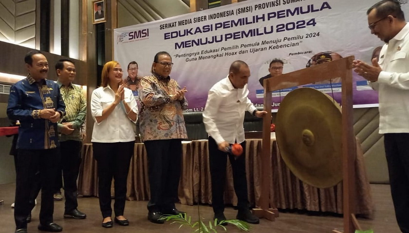 Gubernur Sumatera Utara Edy Rahmayadi memukul gong sebanyak 5 kali menandai pembukaan Edukasi Pemilih Pemula Menuju Pemilu 2024, di Hotel Le Polonia, Jalan Jenderal Sudirman Medan, Jumat (19/5/2023).