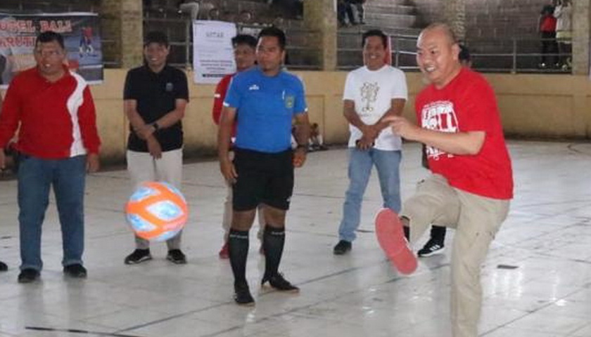 Bupati Tapanuli Utara Dr Nikson Nababan MSi membuka Turnamen Futsal Banteng Cup I se-Kawasan Danau Toba Tahun 2023, di Gedung Serbaguna Tarutung, Sabtu (13/5/2023).