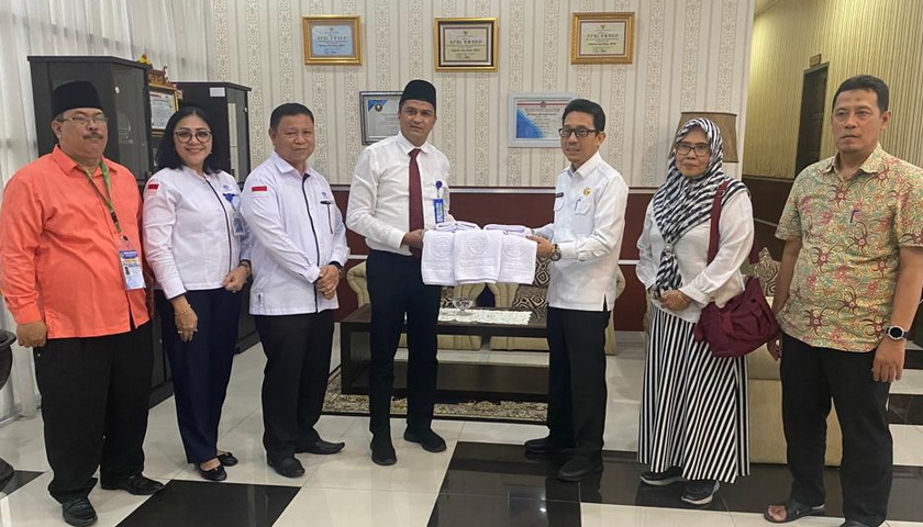 Direktur Utama Perumda Tirtanadi Kabir Bedi membagikan sebanyak 8.500 buah handuk untuk Jamaah Haji Sumut Embarkasi Medan, di Asrama Haji Medan Jalan AH Nasution, Senin (22/5/2023).
