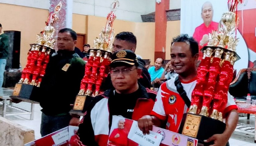 Dojo Bineka Tarutung Tapunuli Utara berhasil meraih predikat Juara Umum Kejuaraan Karate Antar-Dojo se-Tapanuli Raya dengan perolehan medali 17 emas, 12 perak, dan 14 perunggu.