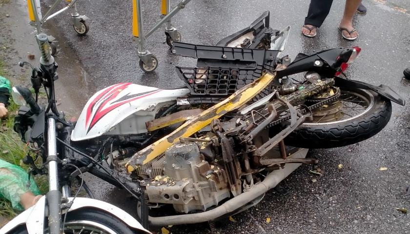 Diduga kurang hati-hati saat mengemudikan sepeda motor, Jusuf Tampubolon (21) mahasiswa IAKN Tarutung tewas di TKP setelah tabrakan dengan truk Colt Diesel.