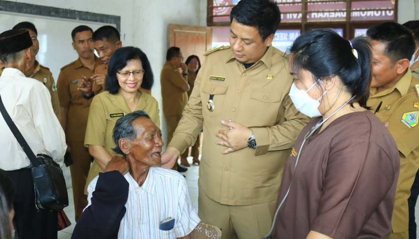 Bupati Samosir Vandiko T Gultom berkantor dan memberikan pelayanan kepada masyarakat Desa Pamutaran, Selasa (23/5/2023.