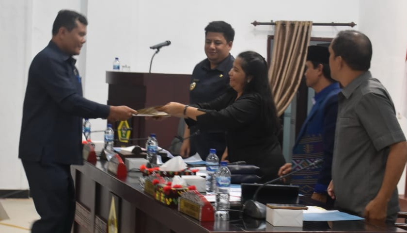 Vandiko T Gultom menghadiri Rapat Paripurna DPRD Kabupaten Samosir dalam rangka Pengambilan dan Penyampaian Keputusan DPRD tentang Rekomendasi DPRD atas Laporan Keterangan Pertanggungjawaban (LKPj) Tahun Anggaran 2022