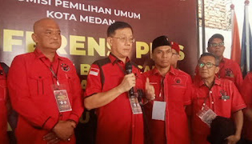 Para kader PDI Perjuangan Kota Medan menyerahkan berkas pendaftaran bakal calon legislatif (bacaleg) ke Komisi Pemilihan Umum (KPU) Medan