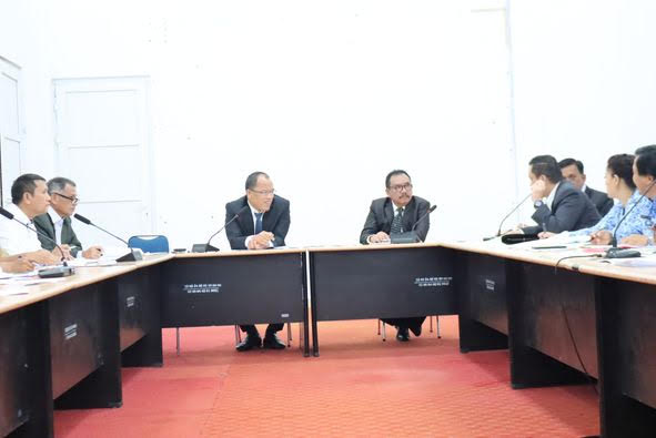Bupati Humbahas Dosmar Banjarnahor SE didampingi Sekda Drs Tonny Sihombing dan Plt Kadis Kesehatan P2KB dr Gunawan P Sinaga memimpin rapat koordinasi (rakor) konvergensi percepatan penurunan stunting bertempat di Kantor Bupati Humbahas, Senin (22/5/2023).