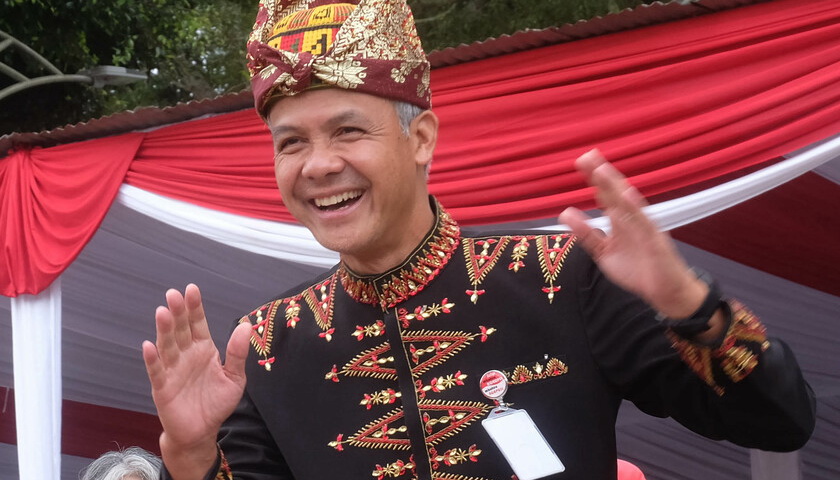 Pasca-pengumuman Ganjar Pranowo oleh PDI Perjuangan, elektabilitas Gubernur Jawa Tengah itu 'melejit' mendekati 40 persen. Atau tepatnya, 39,2 persen. Kemudian menyusul Prabowo Subianto 32,1 dan Anies Baswedan 19,7 persen. Sementara 8,9 persen lagi belum menjawab.