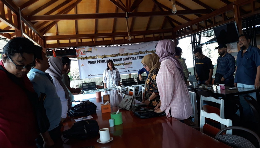 Badan Pengawasan Pemilihan Umum (Bawaslu) Kota Pematangsiantar 'mengusir' Sekretaris Serikat Media Siber Indonesia (SMSI) Siantar - Simalungun Dosmaria Saragih dari acara sosialisasi soal pelaksanaan dan implementasi peraturan pada Pemilu 2024