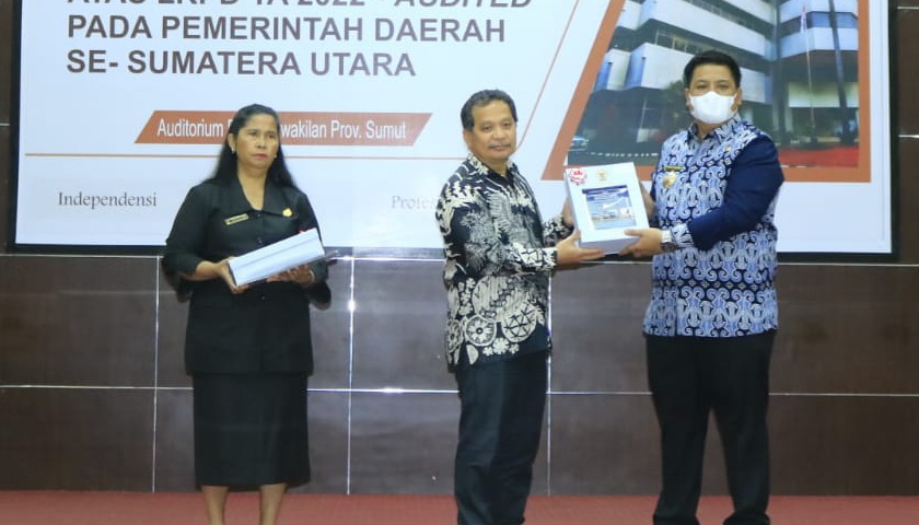 Pemerintah Kabupaten Samosir menerima penghargaan atas pencapaian opini Wajar Tanpa Pengecualian (WTP) atas Laporan Keuangan Pemerintah Daerah (LKPD) TA 2022