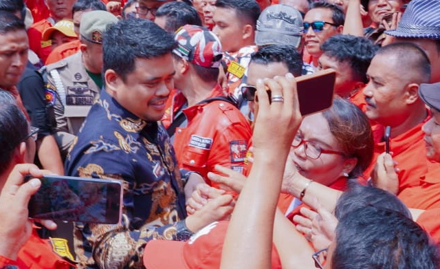Di tengah panas yang sangat menyengat kulit, Wali Kota Medan Bobby Nasution menemui ratusan massa yang tergabung dalam Pemuda Batak Bersatu (PBB) saat menggelar aksi damai di depan Balai Kota Medan, Kamis (8/6/2023).