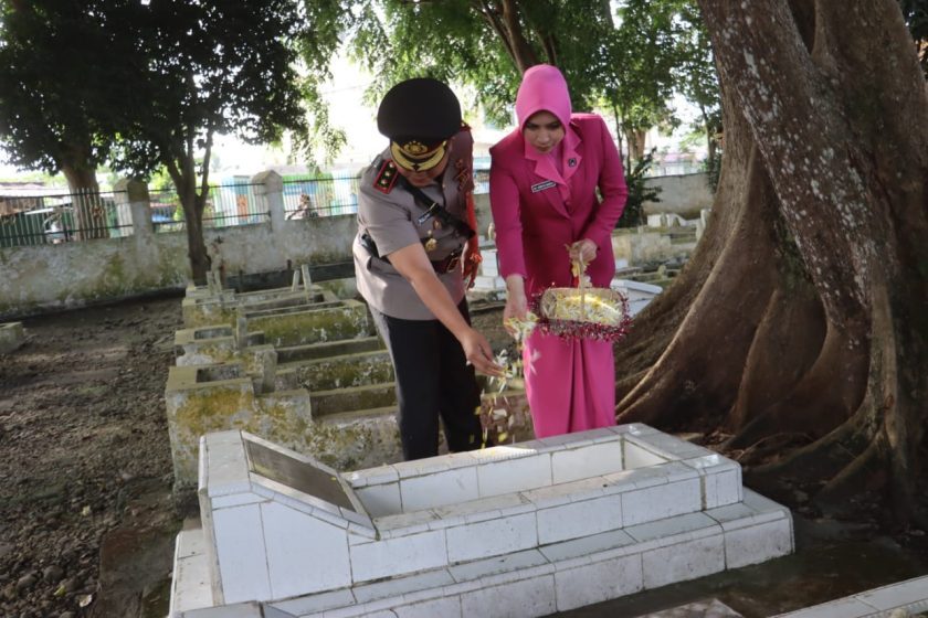 HUT Bhayangkara Ke-77, Polres Langkat Upacara dan Tabur Bunga di Taman Makam Pahlawan