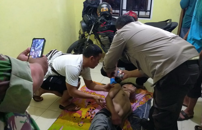 Kanit Reskrim Polsek Perdagangan Iptu Fritsel G Sitohang melakukan evakuasi penemuan mayat karena gantung diri di dalam gudang rumah.
