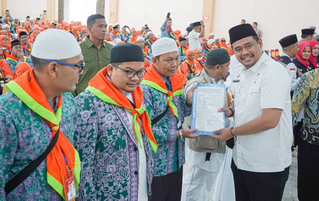 Wali Kota Medan Bobby Nasution mendoakan agar 345 calon jemaah haji (calhaj) asal Kota Medan yang tergabung dalam Kelompok Terbang (Kloter) 15 senantiasa dilindungi dan diberi kemudahan oleh Allah SWT