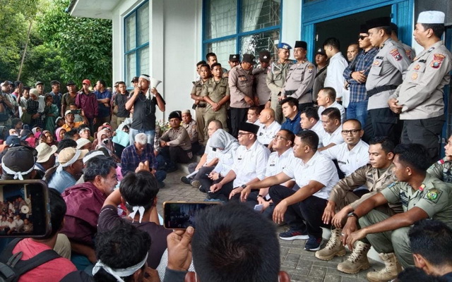 Usai menggelar aksi di halaman gedung DPRD Madina, masyarakat Singkuang 1 lanjutkan aksi dengan mendatangi Kantor Bupati Kabupaten Madina, Rabu (7/6/2023).