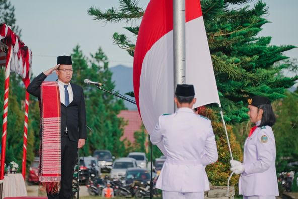 Bupati Humbang Hasundutan Dosmar Banjarnahor SE memimpin Upacara Peringatan Hari Lahir Pancasila Tahun 2023, di Lapangan Perkantoran Bukit Inspirasi Doloksanggul, Kamis (1/6/2023).