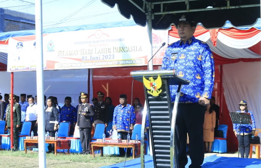 Vandiko Timotius Gultom bertindak sebagai inspektur upacara pada Peringatan Hari Lahir Pancasila Tingkat Kabupaten Samosir di Tanah Lapang Pangururan, Kamis (1/6/2023).
