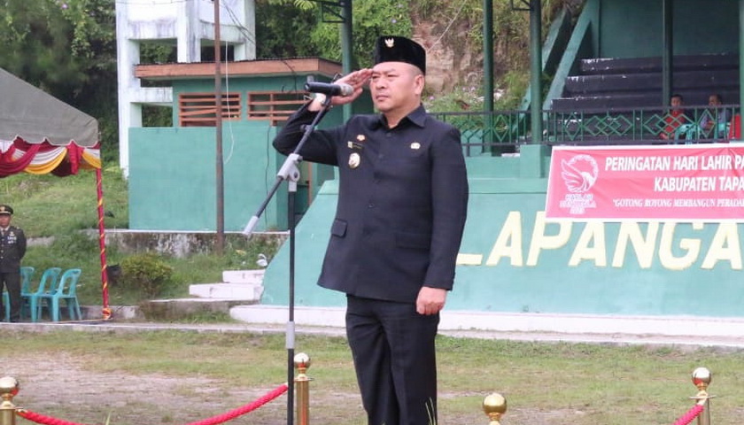 Bupati Taput Dr Nikson Nababan MSi bertindak sebagai Inspektur Upacara Peringatan Hari Lahir Pancasila 1 Juni 2023. Berlangsung di Tanah Lapang Atas Tangsi Tarutung, Kamis (1/6/2023).